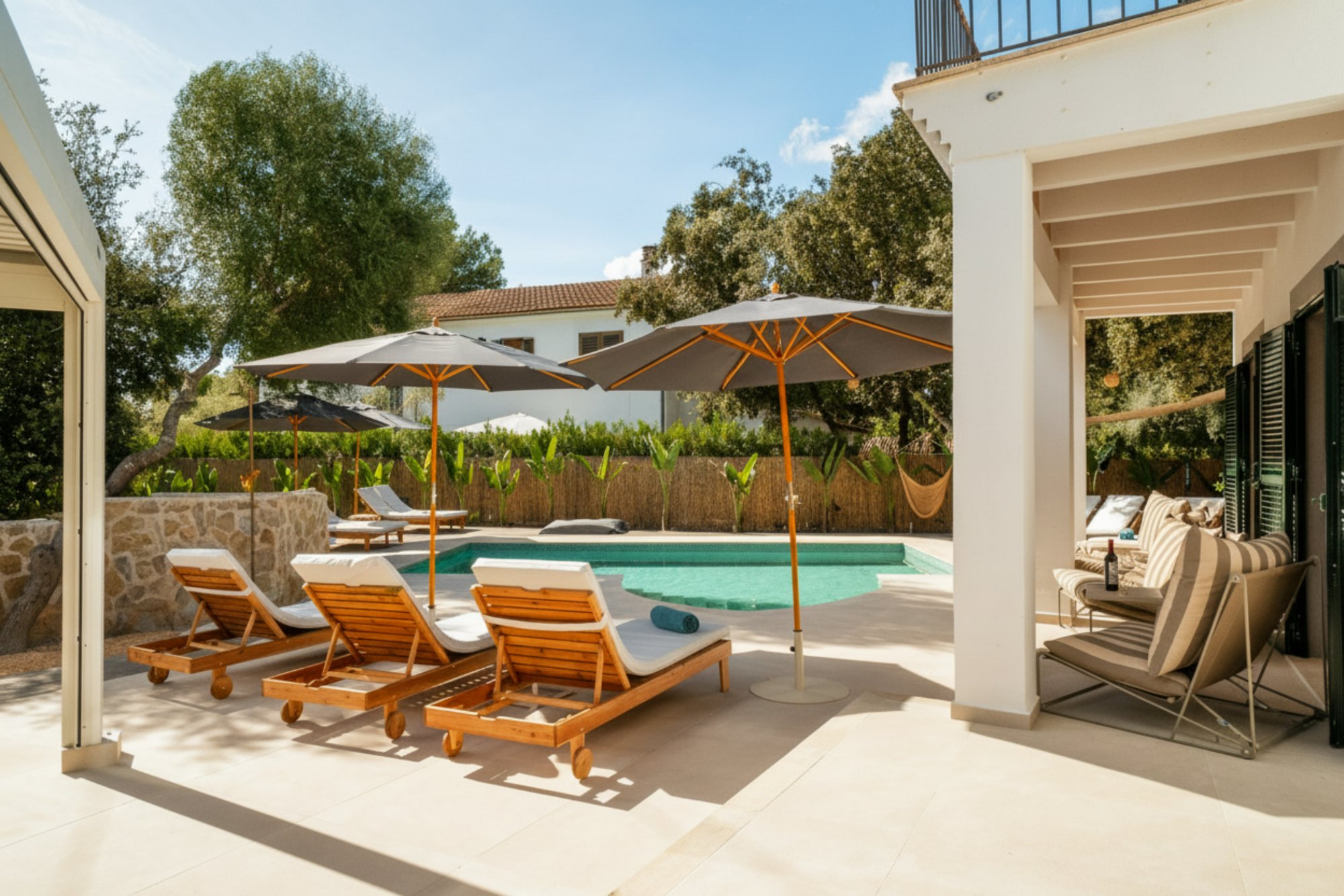 Poolterrasse mit Liegestühlen